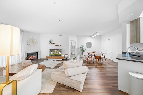 Chic 2-bedroom apartment with fitness room, WiFi in fabulous Marina del Rey