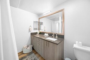 Haartrockner, Handtücher, Seife, Shampoo