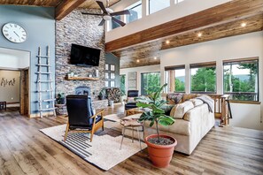 スマートテレビ、暖炉、書庫