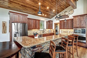 冷蔵庫、電子レンジ、オーブン、コンロ