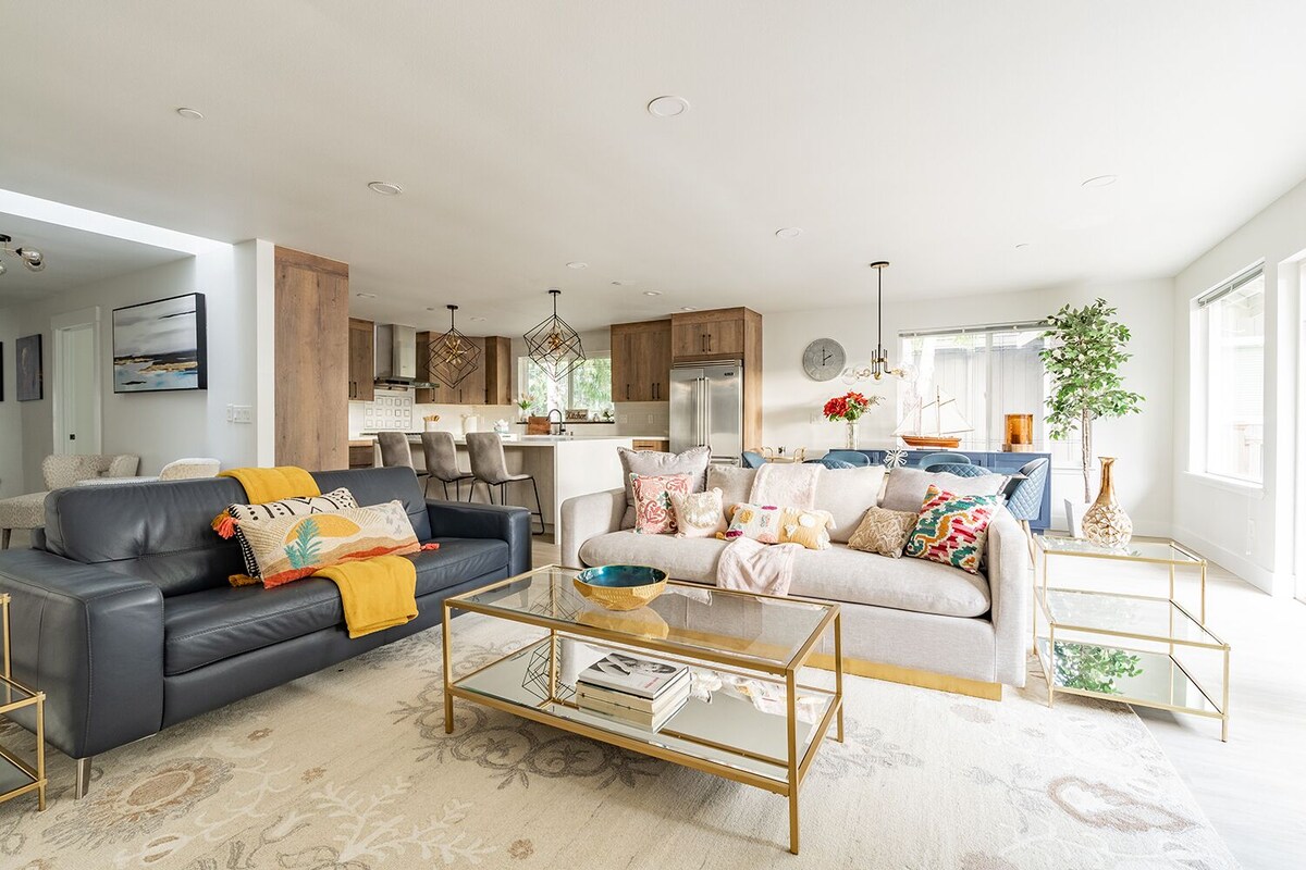 Spacious 8-Bedroom Retreat with Backyard & Entertainment Room