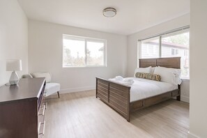 8 soverom, skrivebord, strykejern/-brett og reiseseng for barn