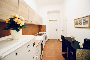 Een koelkast, een oven, een kookplaat, een waterkoker