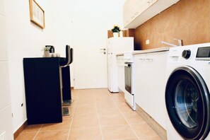 Fridge, oven, stovetop, electric kettle