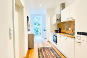 Frigorífico, horno, placa de cocina y tostadora