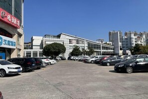 Free self parking - HanTing Hotel (Changzhou Xuejia) (Changzhou)