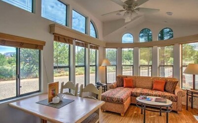 Cozy hotel suite with full kitchen, living room and sofa WiFi in charming Sedona