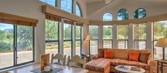Cozy hotel suite with full kitchen, living room and sofa WiFi in charming Sedona