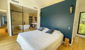 シャワー、ヘアドライヤー、タオル