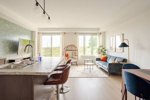 Stylish 4BR Getaway. Family Friendly. Mins to Hwy