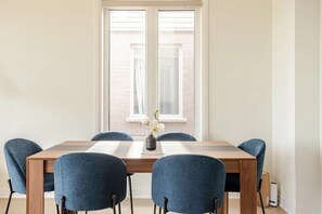 Enjoy family meals in this sunlit dining area, with comfortable seating for everyone and a beautiful view to complement your gatherings. The perfect spot for shared moments, whether it's breakfast, lunch, or dinner.