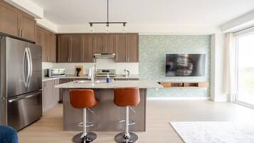 Kjøleskap, mikrobølgeovn, ovn og kokeplater