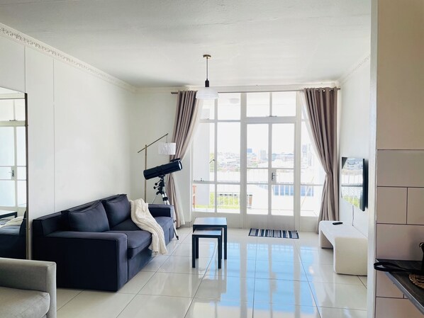 Smart TV - Cozy apartment in charming Windhoek with WiFi, parking and peace of mind. (Windhoek)