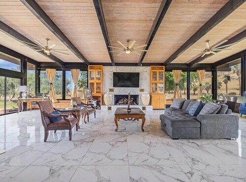 Charming 2-bedroom country house in Exeter with WiFi, AC, Mountain views