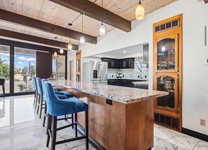 Kylskåp, mikrovågsugn, ugn och spishäll