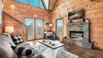 Una Smart TV, una chimenea, videojuegos, una mesa de tenis de mesa