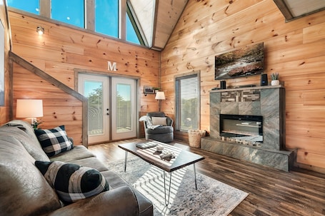 Smart TV, fireplace, video games, DVD player. 10% Off! Heated Pool,Pets,Kids Arcades,PingPong,Bocce Ball,Basketball,Peaceful