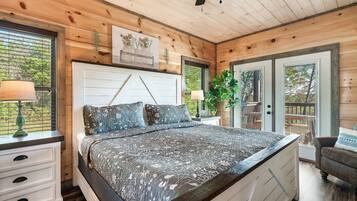 4 bedrooms, desk, iron/ironing board, travel crib