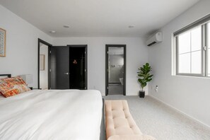 4 Schlafzimmer, Schreibtisch, Bügeleisen/Bügelbrett, Reisekinderbett