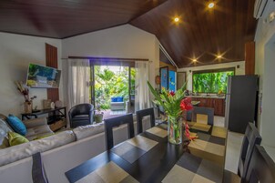 Chalet familiar, cocina, vistas al jardín | Zona de estar | Una televisión de pantalla plana