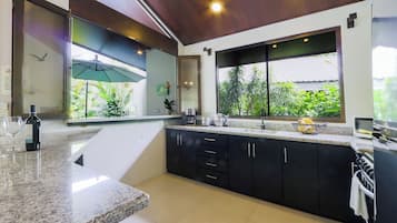 Chalet familiar, vista al jardín | Cocina privada | Tetera eléctrica y periquera