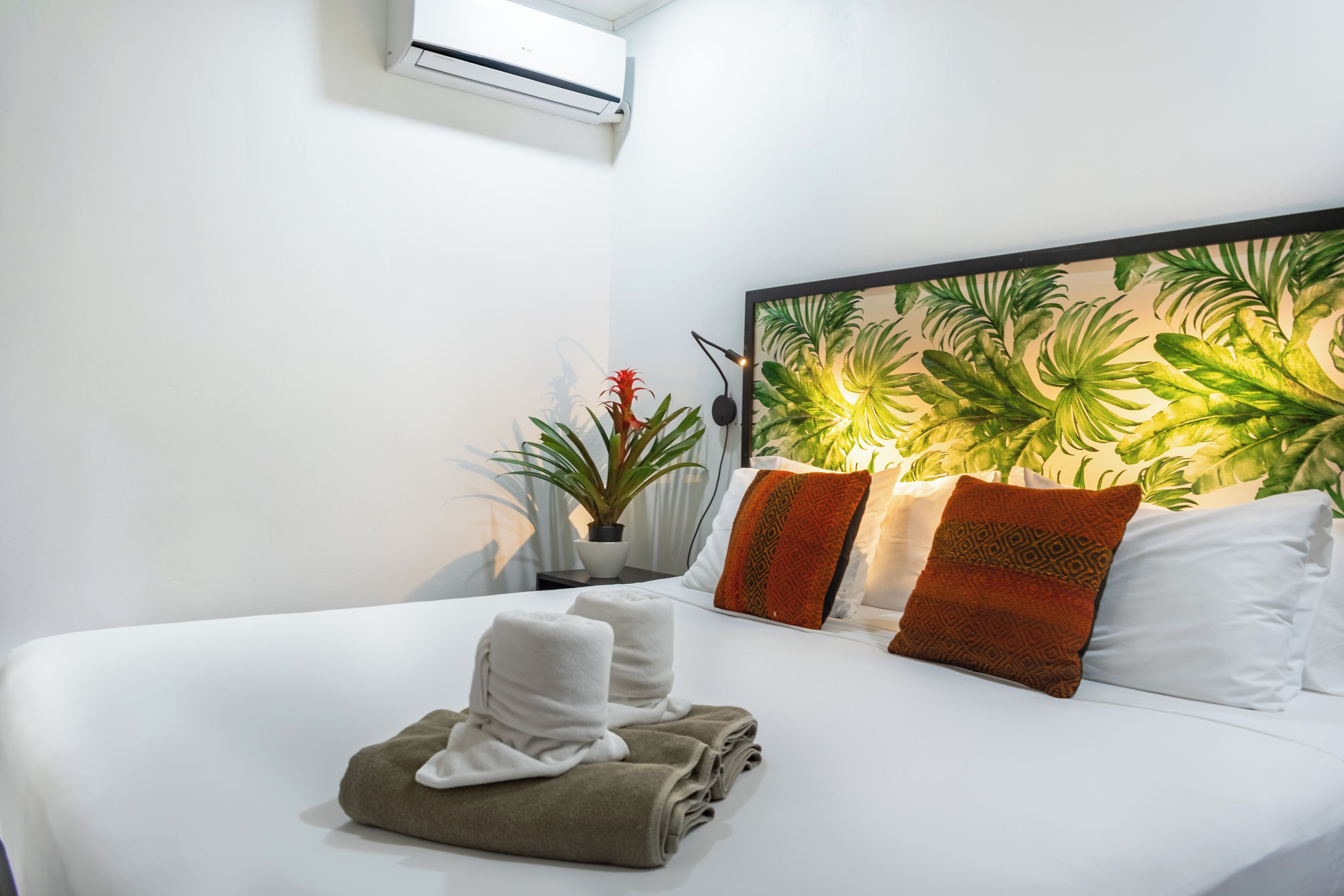 Caja de seguridad en la habitación y tabla de planchar con plancha 