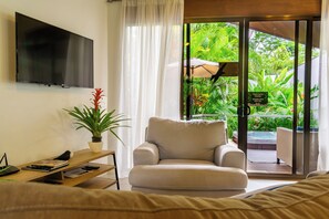 Chalet familial, vue sur le jardin | Aire de séjour | Téléviseur à écran plat