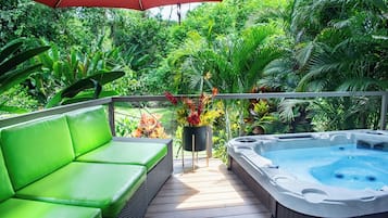 Chalé família, vista para o jardim | Terraço/pátio