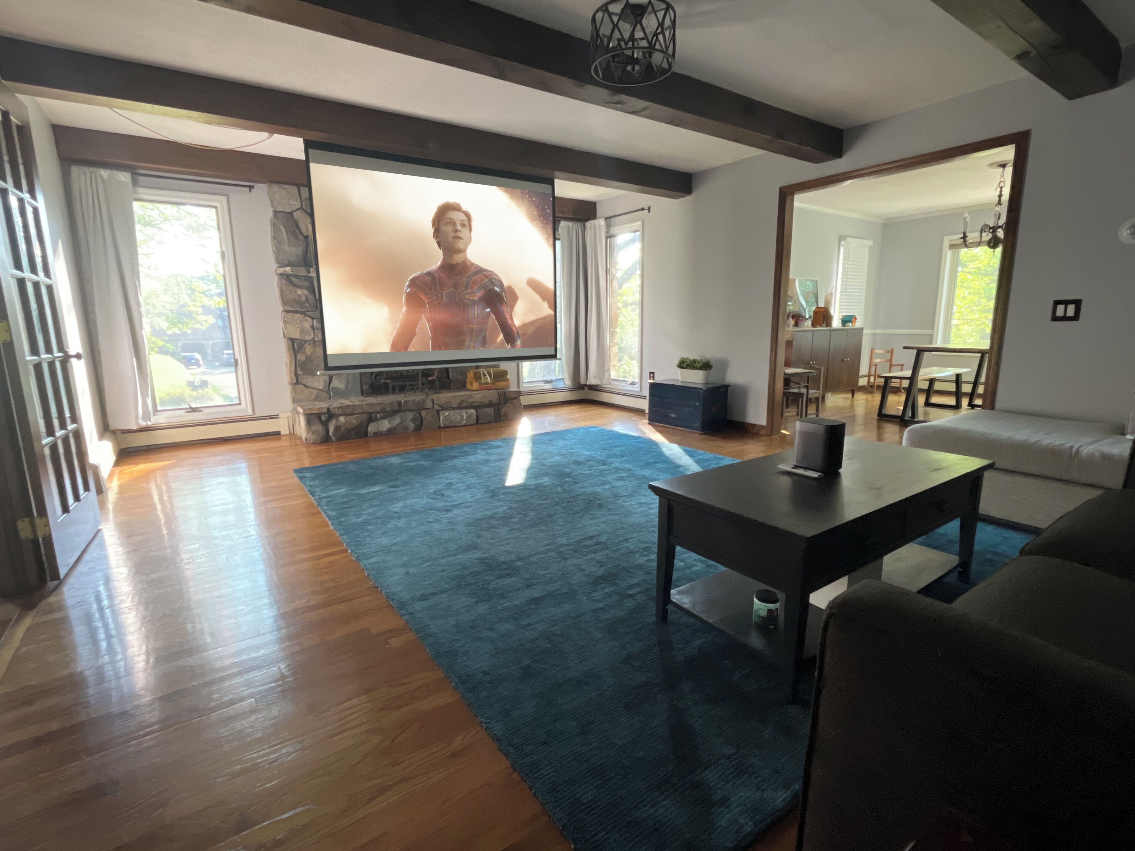 Smart TV, libros y biblioteca musical 