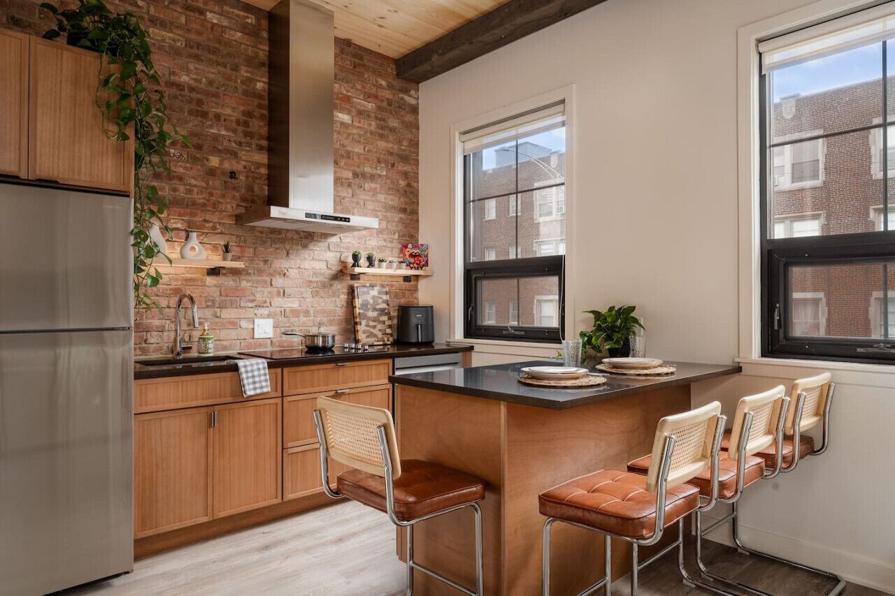 Geladeira, micro-ondas, cooktop, lava-louças