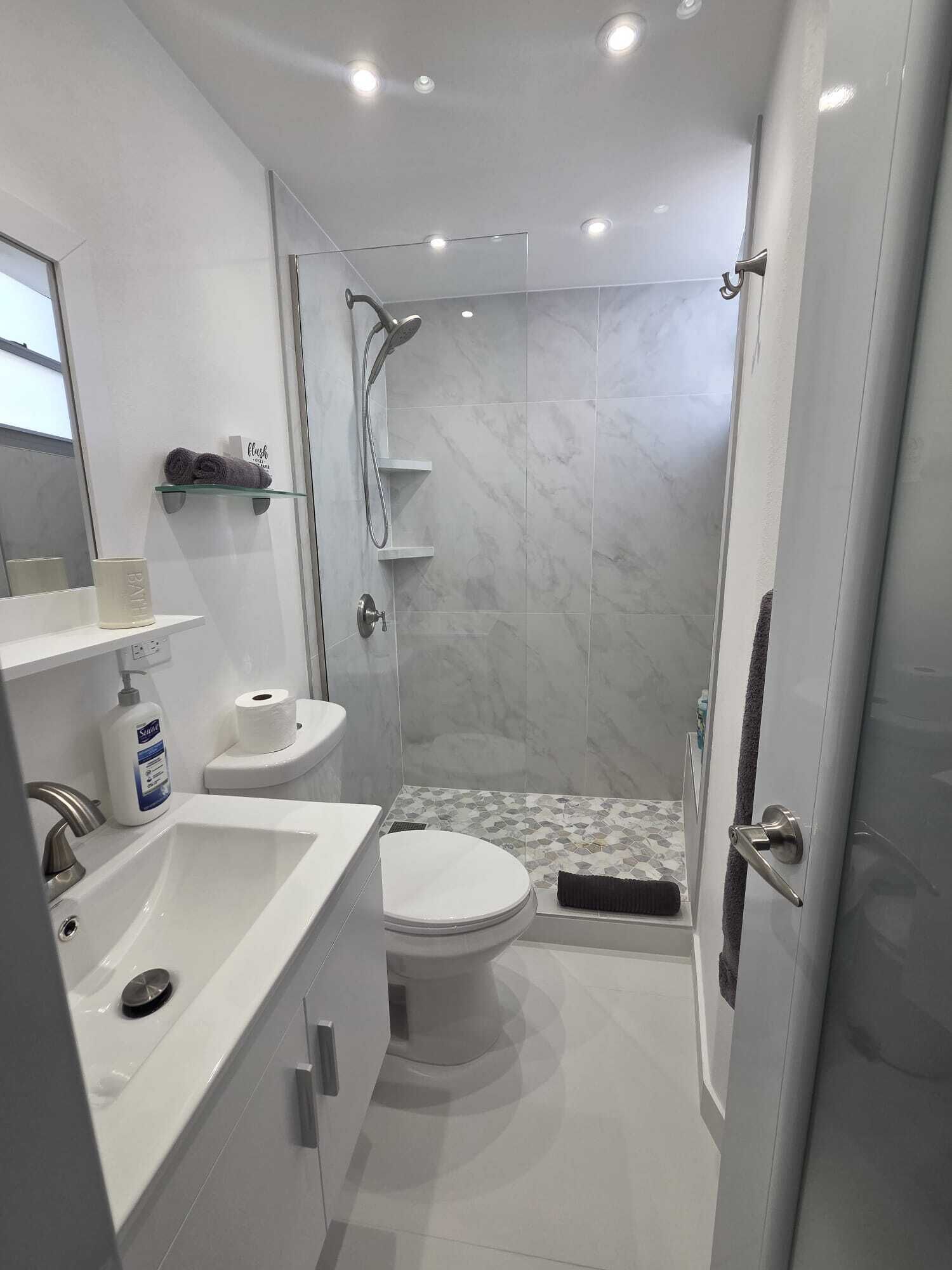 Douche, sèche-cheveux, serviettes fournies, savon