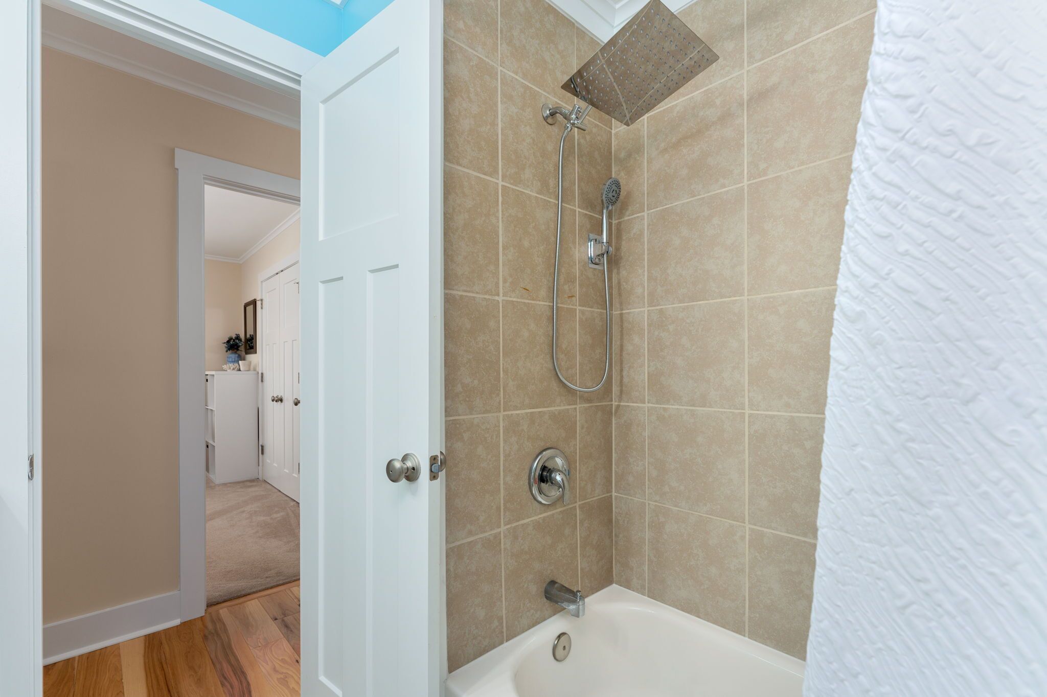 Un baño con ducha, bañera e inodoro.