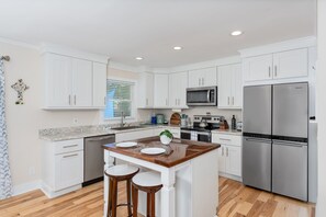 Fridge, microwave, oven, stovetop - Luxurious & Comfy Haven: Prime Location ~ Pool ~ Hot Tub ~ Fire Pit ~ Gym ~ Pkg! (Wilmington)