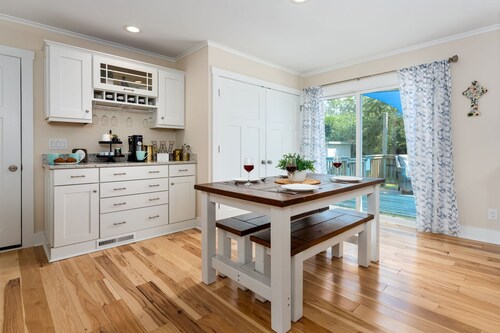 Luxurious & Comfy Haven: Prime Location ~ Pool ~ Hot Tub ~ Fire Pit ~ Gym ~ Pkg!