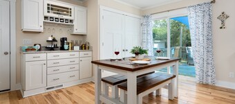 Luxurious & Comfy Haven: Prime Location ~ Pool ~ Hot Tub ~ Fire Pit ~ Gym ~ Pkg!