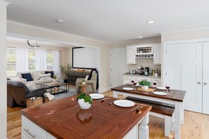 Dining - Luxurious & Comfy Haven: Prime Location ~ Pool ~ Hot Tub ~ Fire Pit ~ Gym ~ Pkg! (Wilmington)