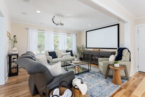 Smart TV, printers - Luxurious & Comfy Haven: Prime Location ~ Pool ~ Hot Tub ~ Fire Pit ~ Gym ~ Pkg! (Wilmington)