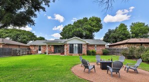 Outdoor dining - Maxine's Place- A Wonderful Family Legacy (Abilene)