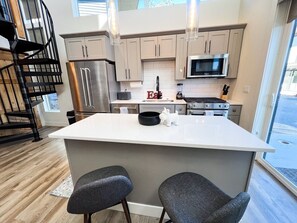 冷蔵庫、電子レンジ、オーブン、コンロ