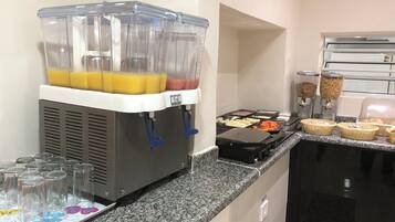 Café da manhã com buffet grátis todos os dias