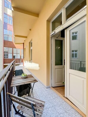 Outdoor dining - TurnKey | Antonin Dvorak Studio X (Praha 2)