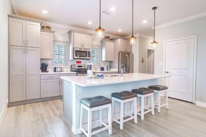 ثلاجة، ميكروويف، فرن، موقد طهي مسطح