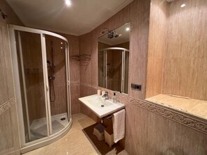 Een douche, een haardroger, handdoeken