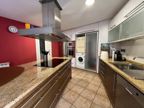 Réfrigérateur, micro-ondes, four, lave-vaisselle