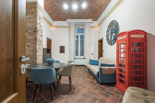 Interior - GuestHost - Genova Centro Belle Arti Elegant Flat x4 (16123)