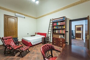 1 dormitorio, tabla de planchar con plancha, wifi y ropa de cama