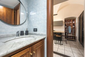 Douche, sèche-cheveux, bidet