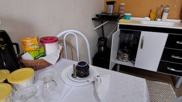 Refrigerador, microondas, licuadora y utensilios de cocina