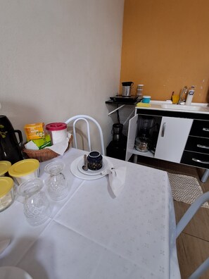 Kühlschrank, Mikrowelle, Mixer, Kochgeschirr/Geschirr/Besteck