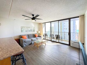 Smart TV - 17FL Waikiki Condo, Ocean Views, Walk to Beach (Honolulu)